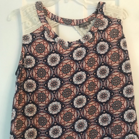 🌸 boho top with lace shoulders 🌸 - Picture 1 of 3